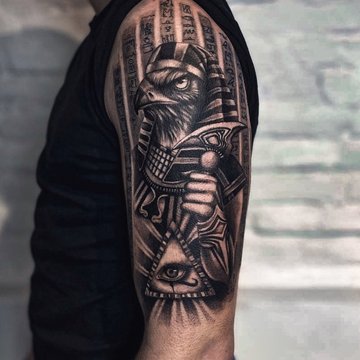 Mustvalge varrukatätoveering ülakäel Egiptuse motiividega