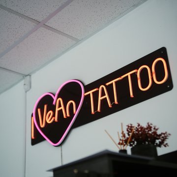 VEAN TATTOO stuudio neonmärk Tallinna salongis