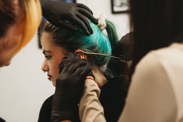 Практическое занятие на курсах пирсинга в Таллине