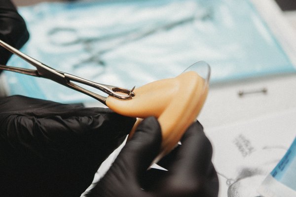 Praktiline kõrvaaugustamise harjutus silikoonmudelil stuudios