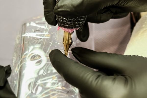 Tätoveeringu heledamaks muutmise koolitus rämoveriga