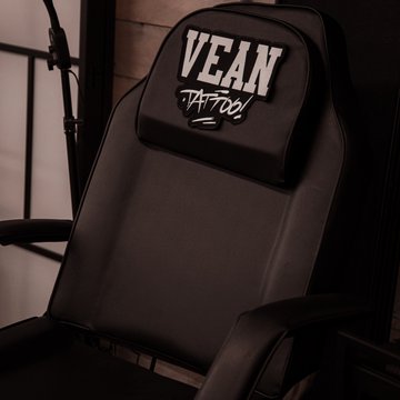 VEAN TATTOO stuudio must tätoveerimistool logo­ga peatugil Tallinnas.