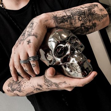 Detailne mustvalge varrukatätoveering