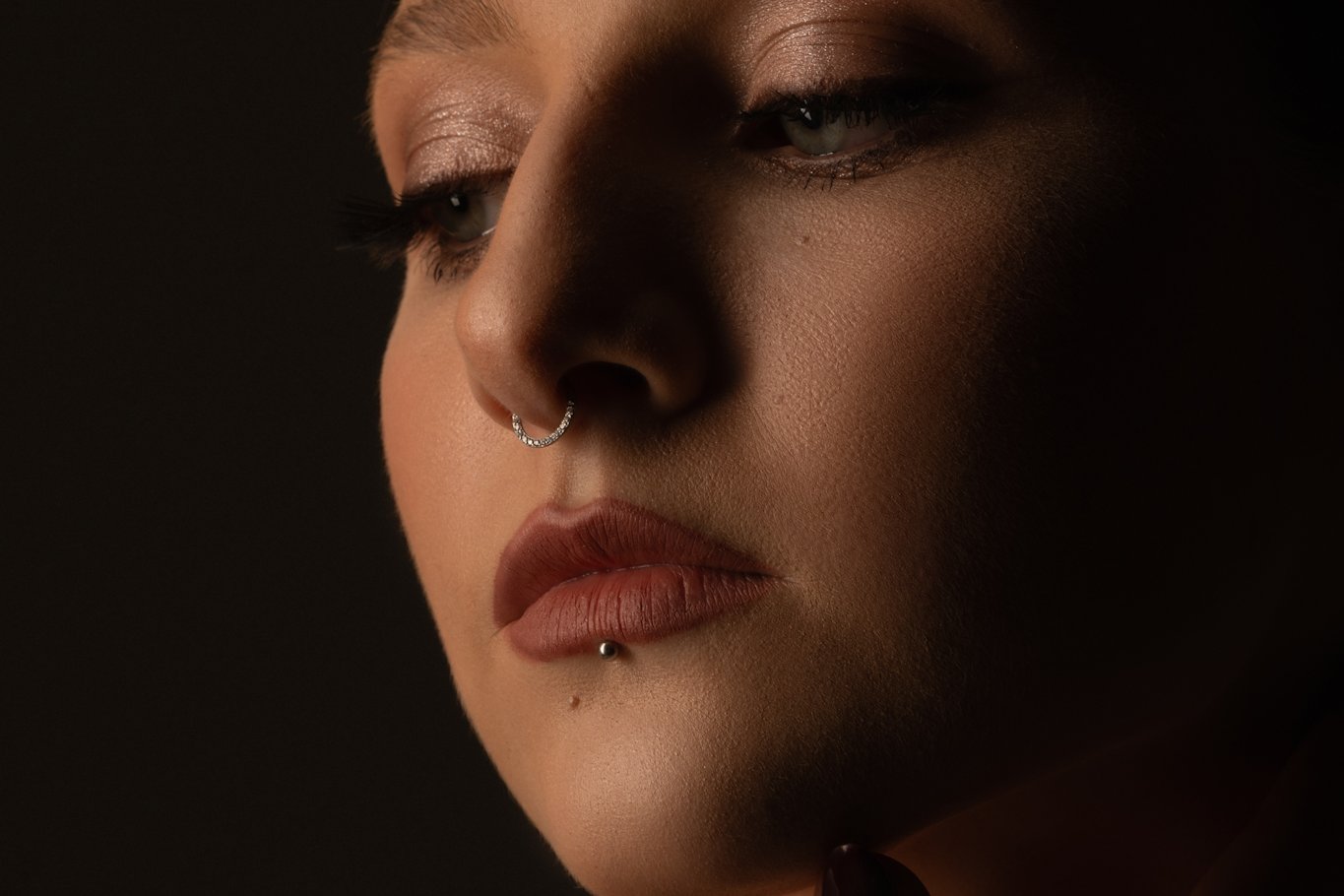 Septum ja labret-augustused titaanist ehetega Tallinnas