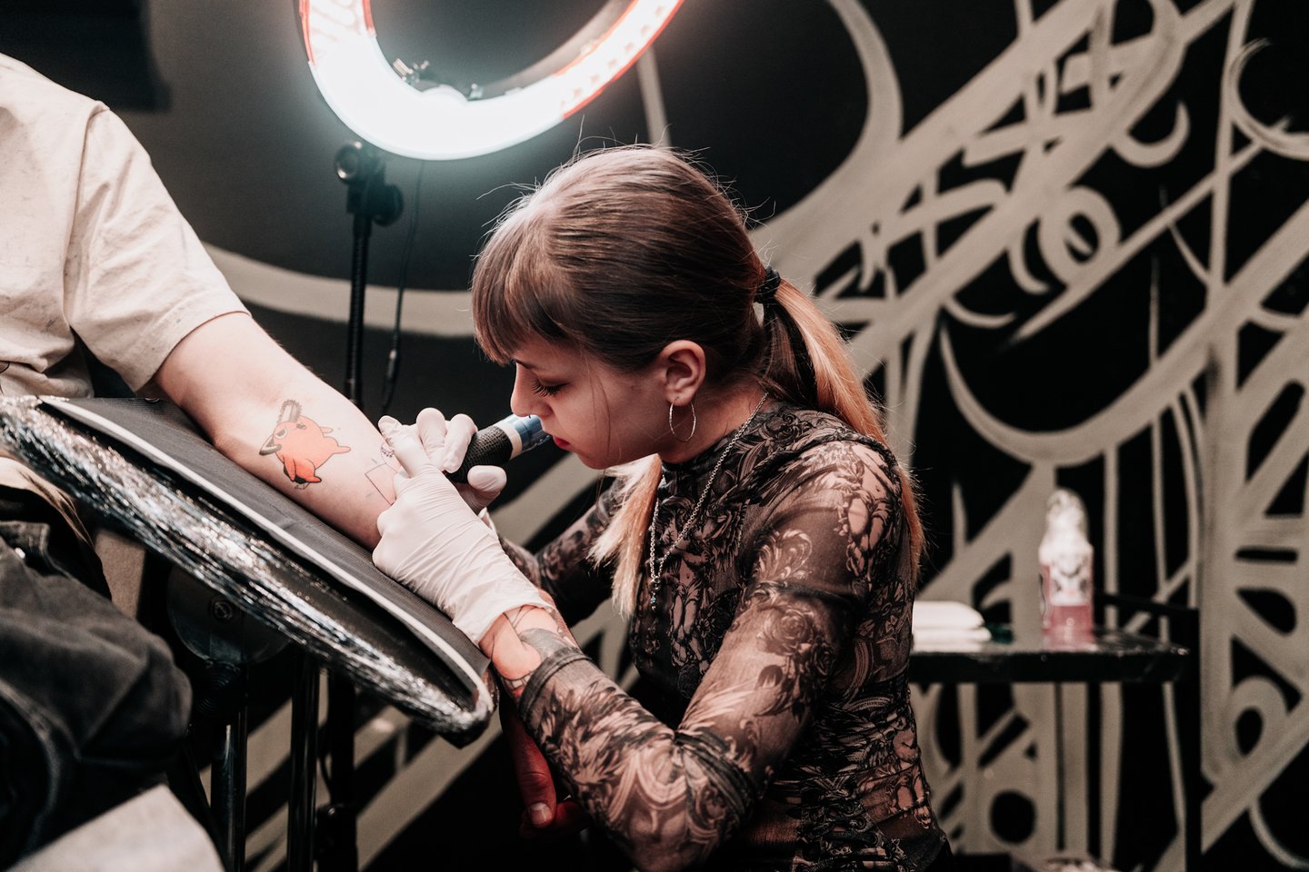 Опытный тату‑мастер студии VEAN TATTOO в Таллине 