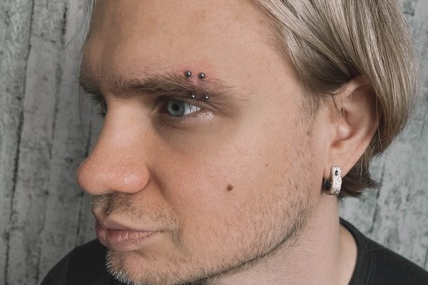 eyebrow piercing